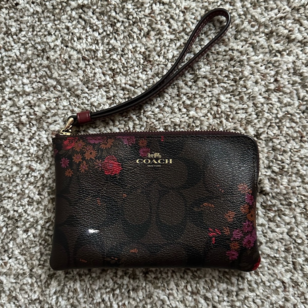 😍 Coach wristlet